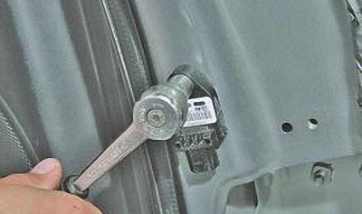 Расположение крепления датчика бокового удара на автомобиле Hyundai Solaris
