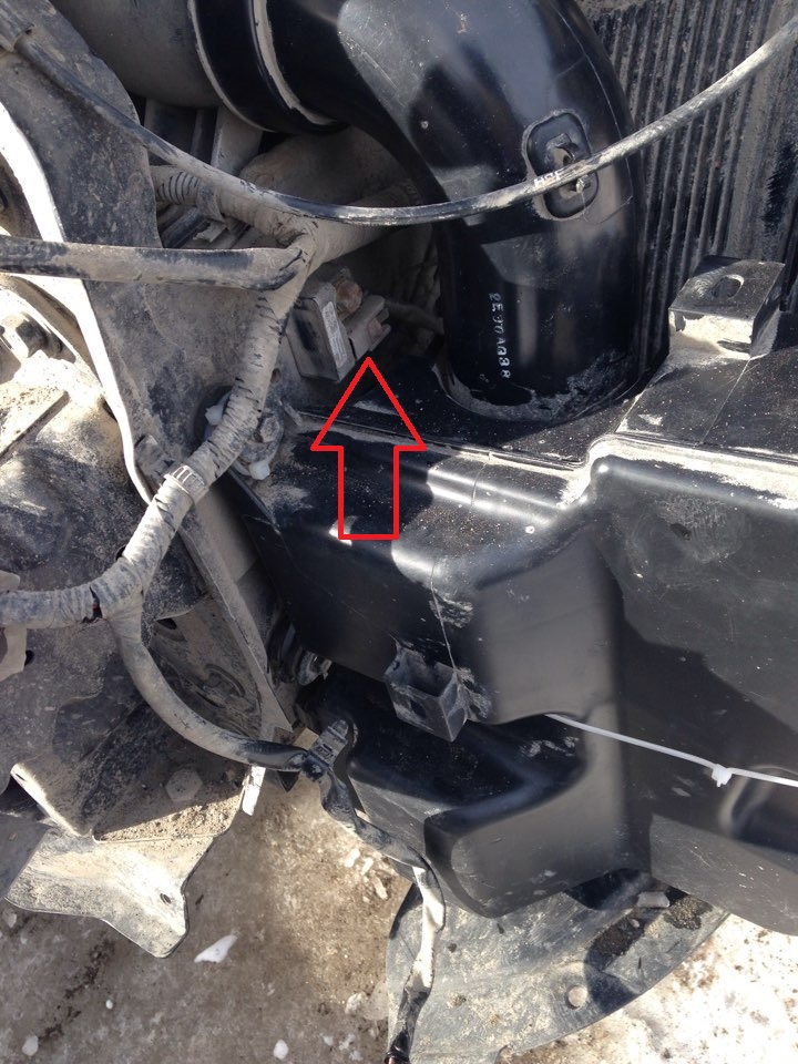 Расположение датчика переднего удара со стороны водителя на автомобиле Hyundai Solaris