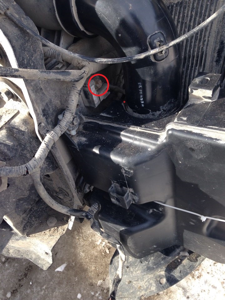Расположение болта крепления датчика фронтального удара со стороны водителя на автомобиле Hyundai Solaris
