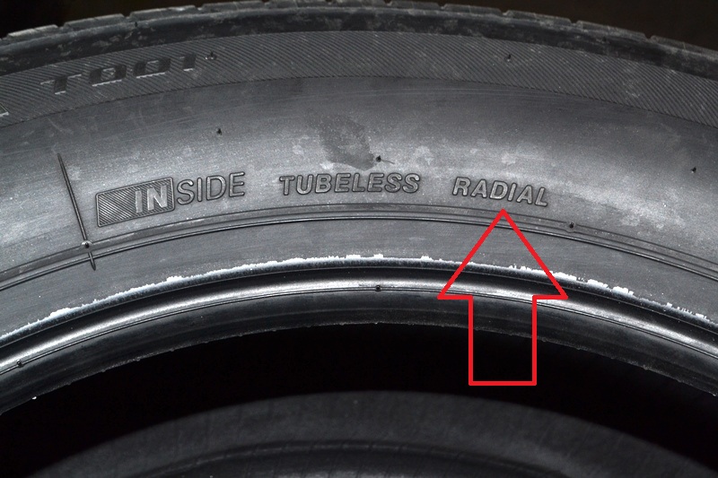 Надпись Radial на шине на автомобиле Hyundai Solaris