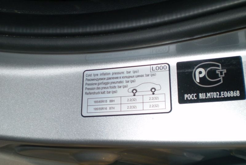 Табличка технических данных шин на автомобиле Hyundai Solaris