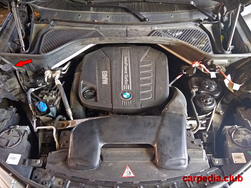 Расположение наливной горловины бачка омывателя на автомобиле BMW X5 F15
