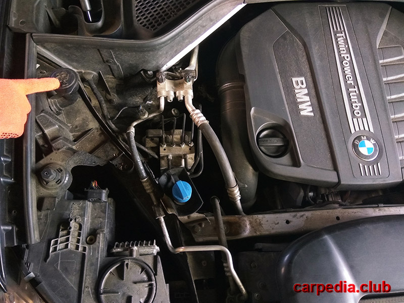 Крышка бачка омывателя на автомобиле BMW X5 F15