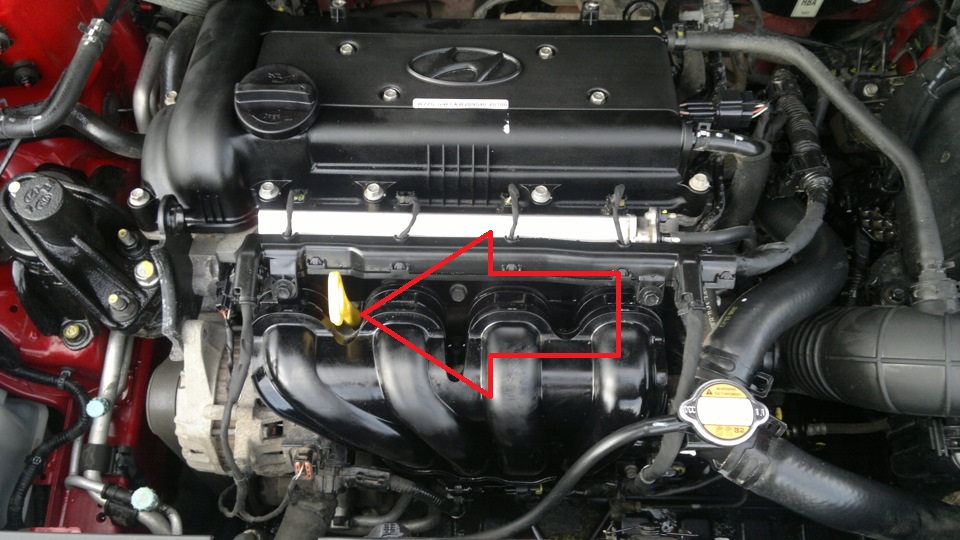 Измерять уровень масла двигателя на автомобиле Hyundai Solaris