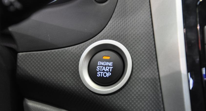 Кнопка запуска двигателя на автомобиле Hyundai Solaris