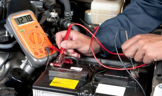 Проверка зарядки аккумулятора на автомобиле Hyundai Solaris