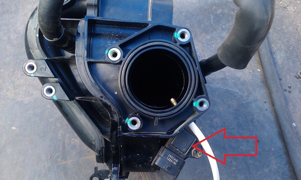Расположение датчика абсолютного давления (разрежения) во впускной трубе на автомобиле Hyundai Solaris