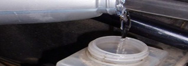 Доливка тормозной жидкости в бачок тормозной системы Lada Largus