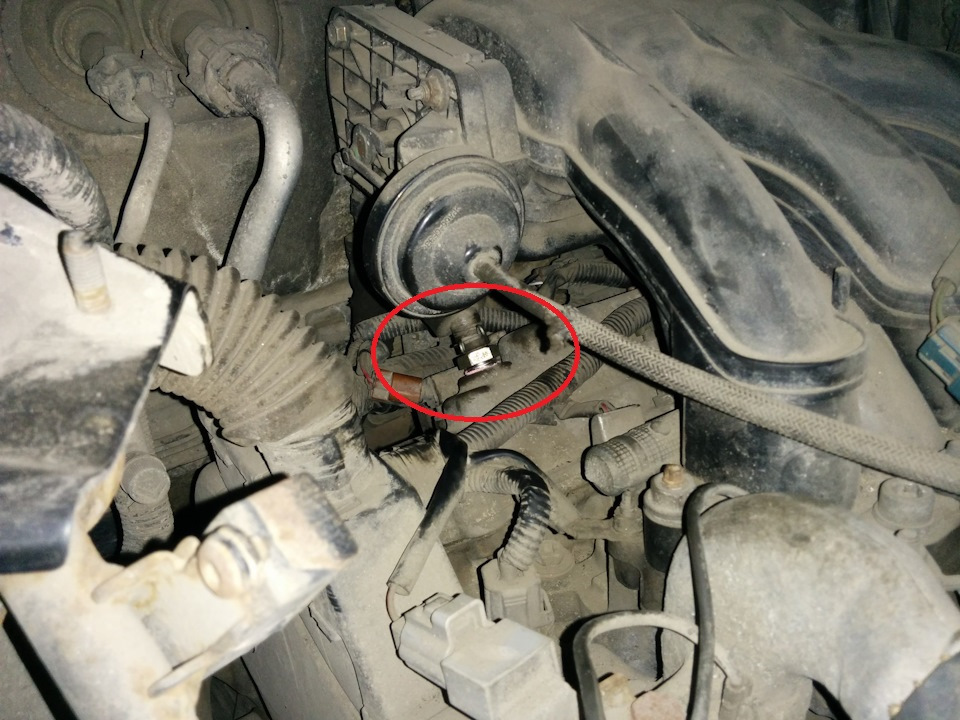 Место установки клапана вентиляции картера Toyota Camry 