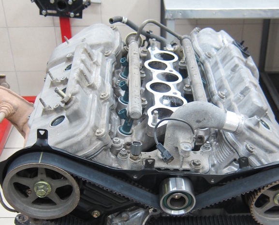 Установленные крышки головок блока цилиндров двигателя 1mz-fe Toyota Camry 