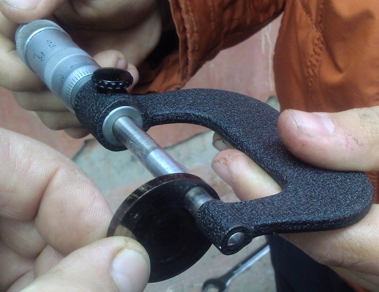Измерение толщины регулировочной шайбы для регулировки клапанов Toyota Camry 