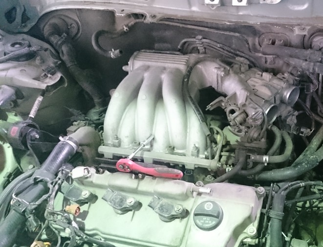 Снятие верхней части впускного коллектора двигателя Toyota Camry