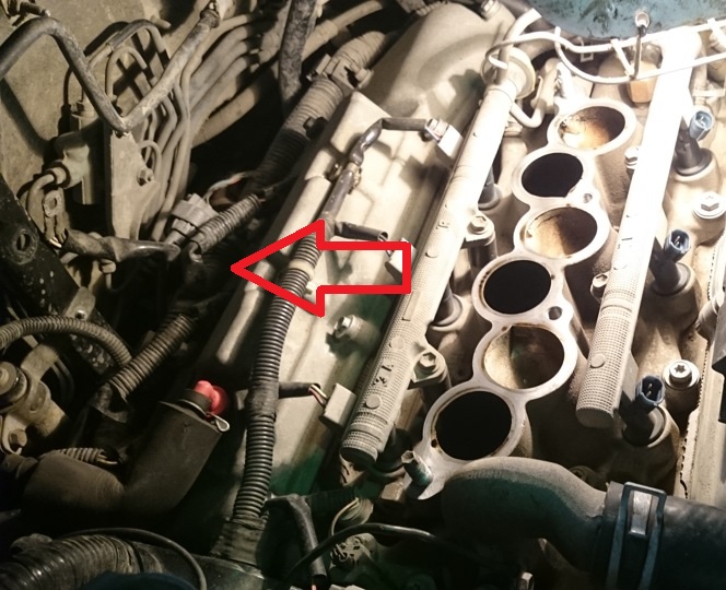 Проводка на задней части двигателя Toyota Camry 