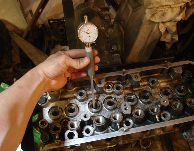 Измерение нутромером внутреннего диаметра направляющих втулок клапанов двигателя Toyota Camry 