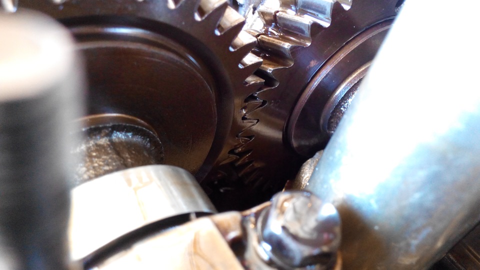 Combination of labels of gears of a drive of a camshaft of Toyota Camry 