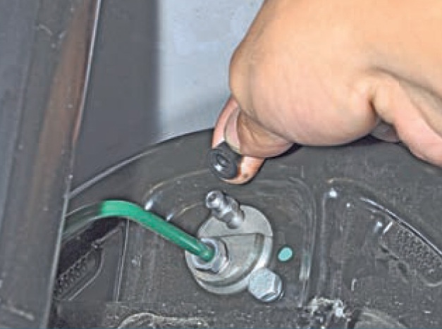Установка защитного колпачка на штуцер тормозной заднего тормозного цилиндра Lada Largus