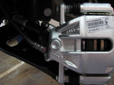 Нижний тип фиксации тормозного шланга к тормозному механизму Lada Largus