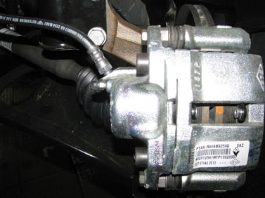Верхний тип фиксации тормозного шланга к тормозному механизму Lada Largus