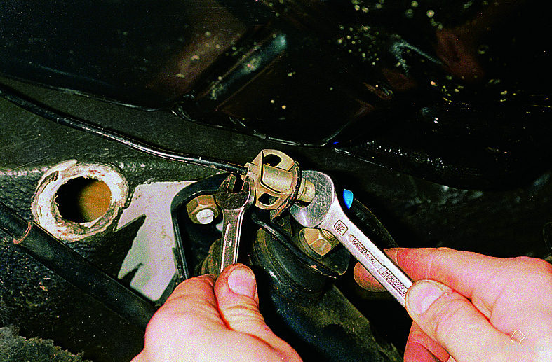 Отсоединение штуцера тормозной трубки от тормозного шланга в Lada Largus