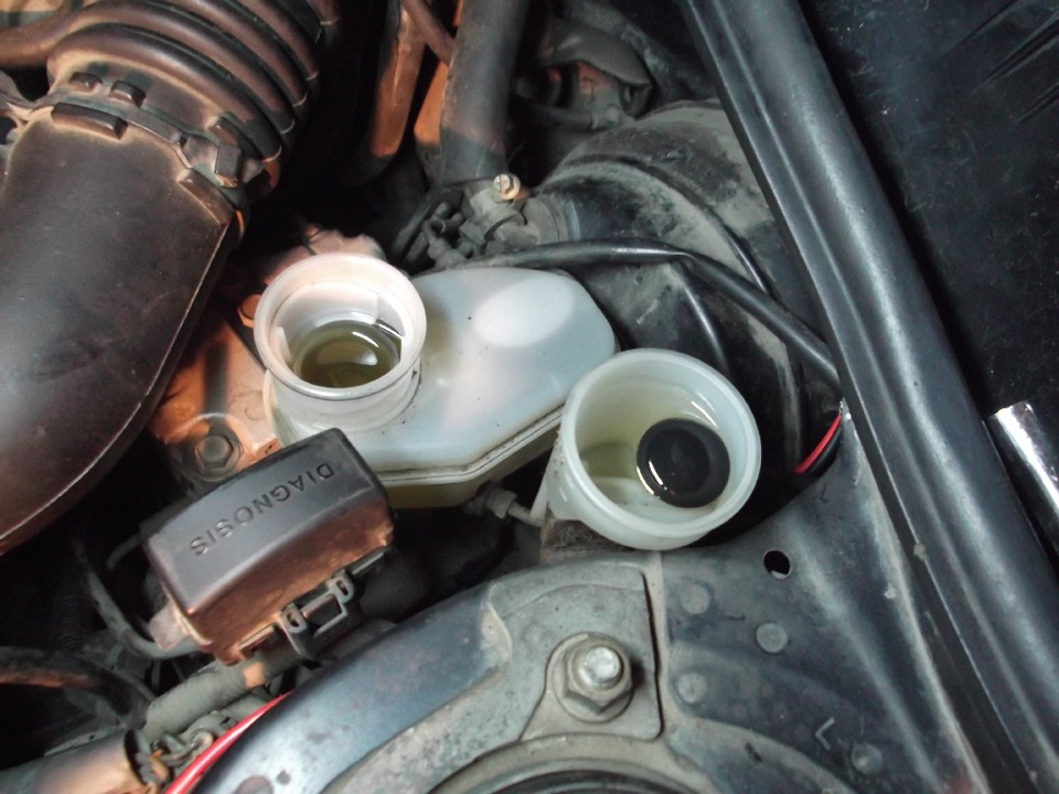 Уровень жидкости в бачке сцепления Toyota Camry 