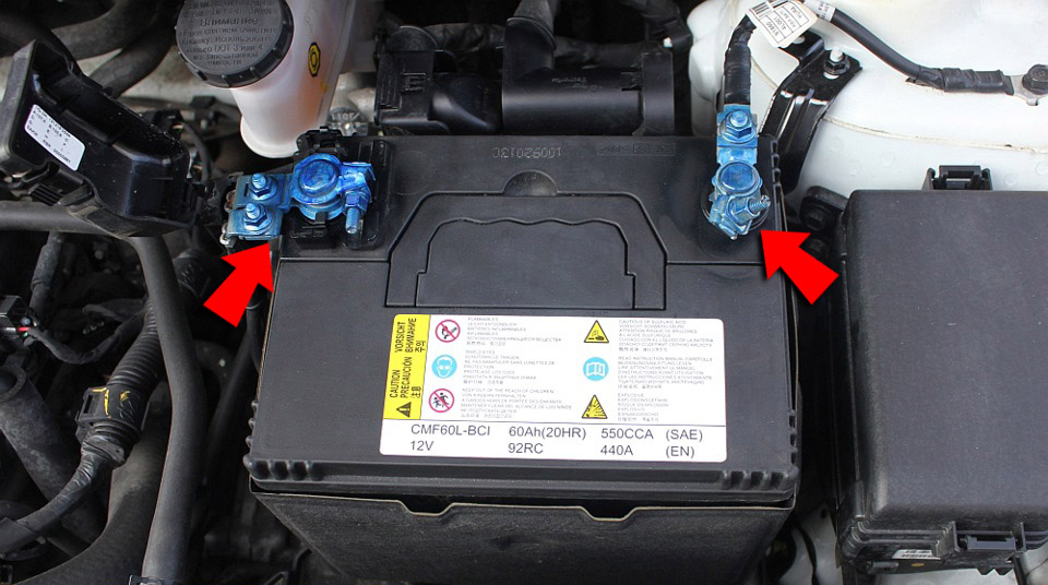 Проверьте клеммы аккумулятора на автомобиле Hyundai Solaris 2010-2016
