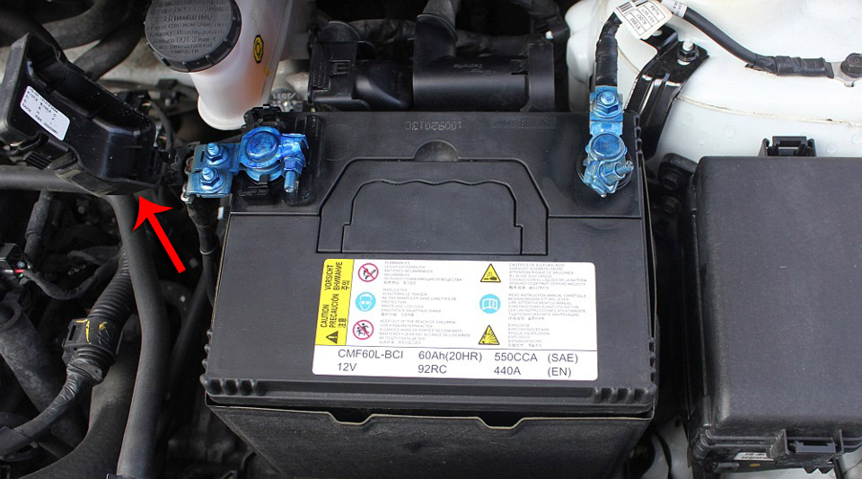 Открыть крышку плюсовой клеммы аккумулятора на автомобиле Hyundai Solaris 2010-2016