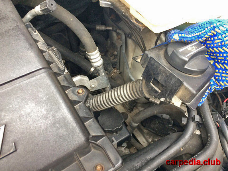 Снять маслозаливную горловину двигателя на автомобиле Mercedes-Benz Vito W639 2007
