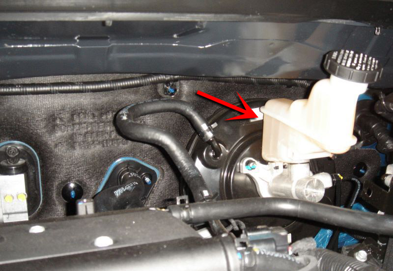 Проверить жидкость в бачке тормозов на автомобиле Hyundai Solaris 2010-2016