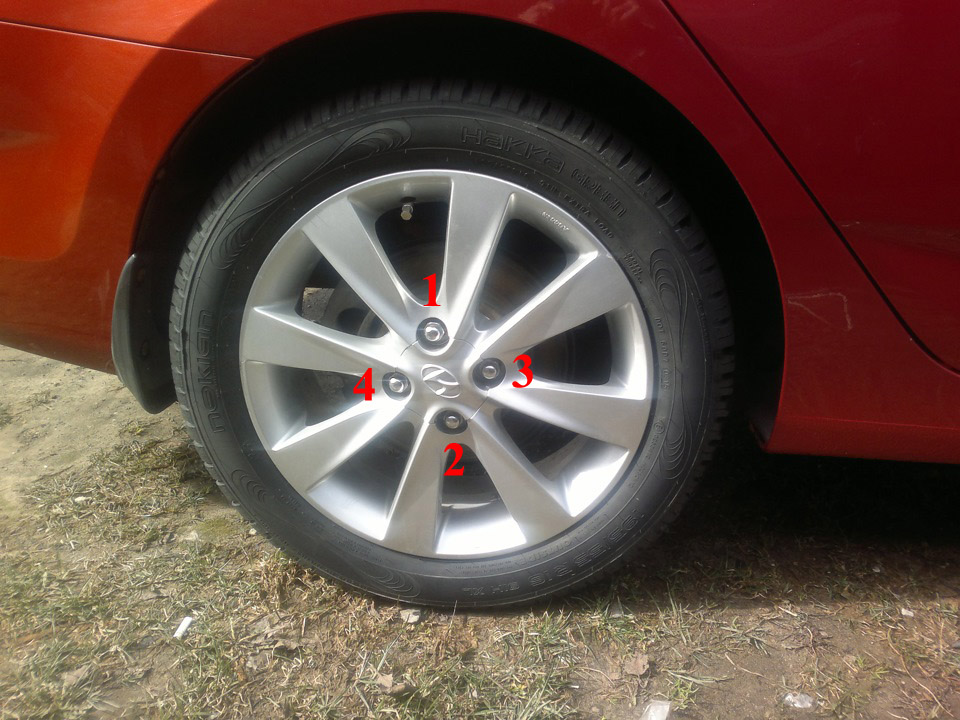 Схема затяжки колес крест-накрест на автомобиле Hyundai Solaris 2010-2016