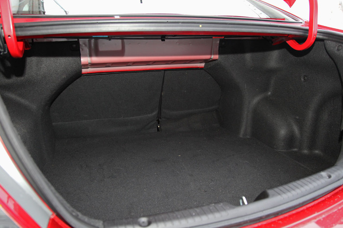 Открытый багажник на автомобиле Hyundai Solaris 2010-2016