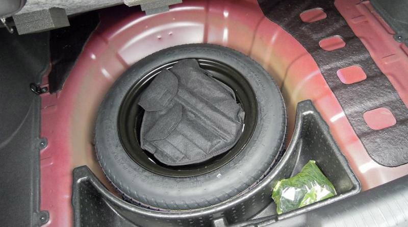 Запасное колесо в багажнике на автомобиле Hyundai Solaris 2010-2016