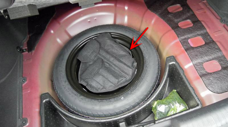 Инструменты для замены колеса в нише запасного колеса багажника на автомобиле Hyundai Solaris 2010-2016