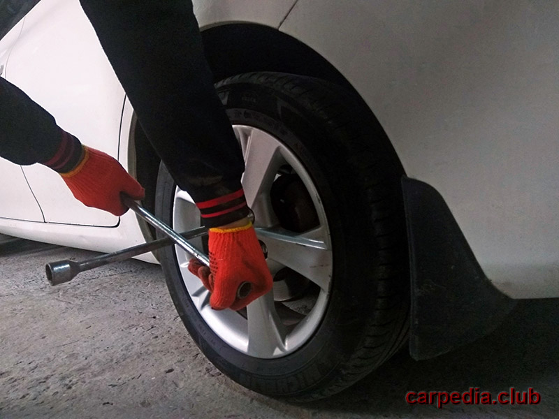 Открутить колесные гайки и снять колесо для ремонта бескамерной шины на автомобиле Hyundai Solaris 2010-2016