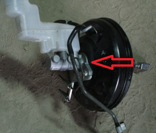 Место нанесения консистентной смазки на поверхности контакта штифта и втулки Toyota Camry 