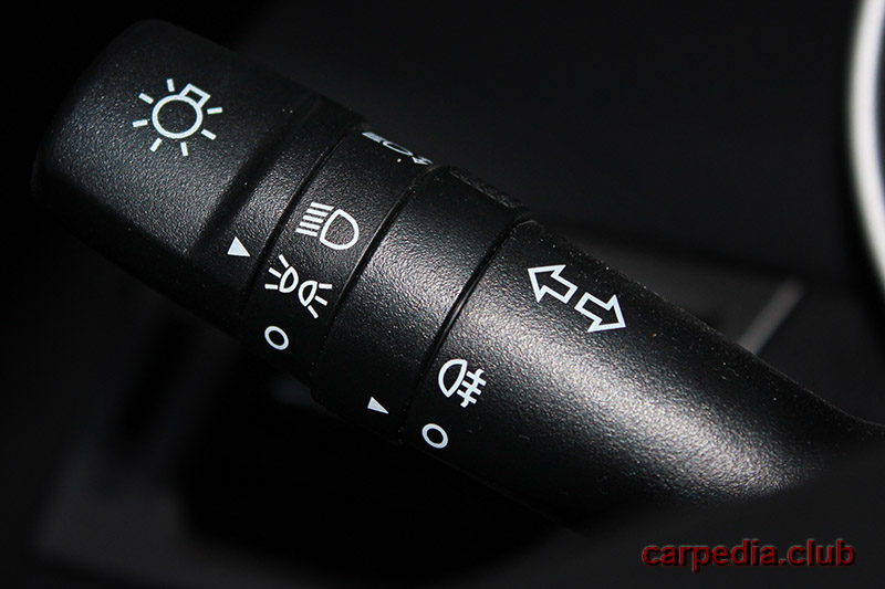 Включить передние и задние габаритные огни на автомобиле Hyundai Solaris 2010-2016