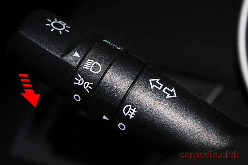Потянуть переключатель света фар на себя, чтобы моргнуть дальним светом фар на автомобиле Hyundai Solaris 2010-2016