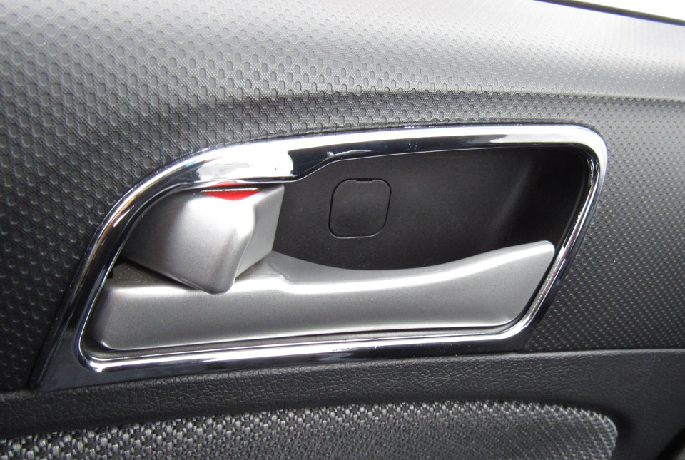 Внутренняя ручка двери салона для открывания замка на автомобиле Hyundai Solaris 2010-2016