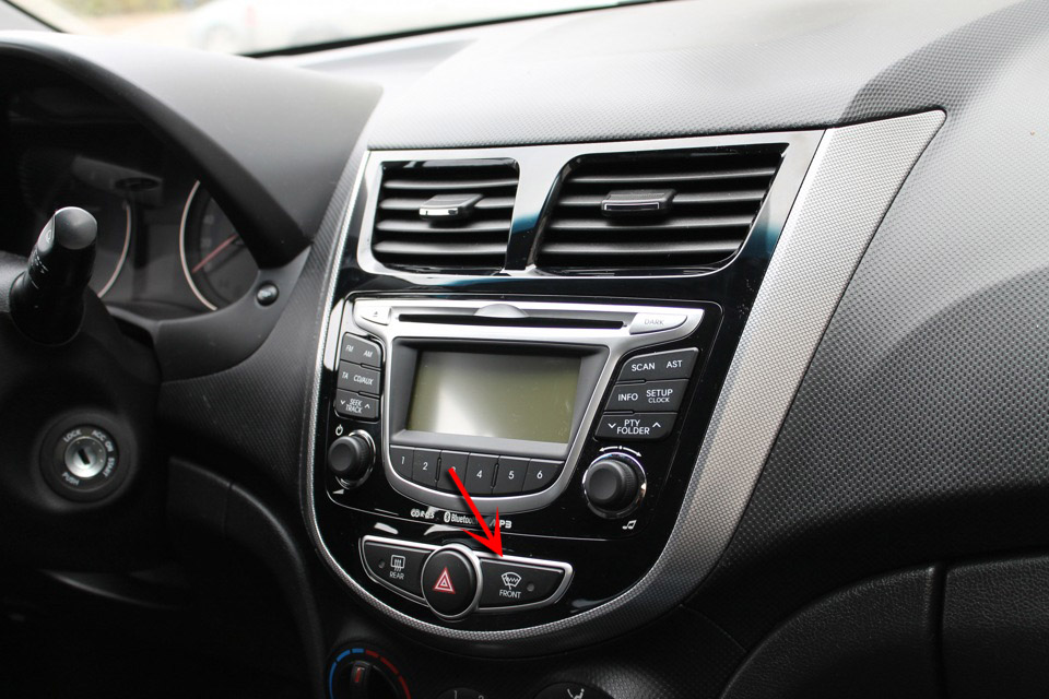 Кнопка обогрева лобового стекла на автомобиле Hyundai Solaris 2010-2016