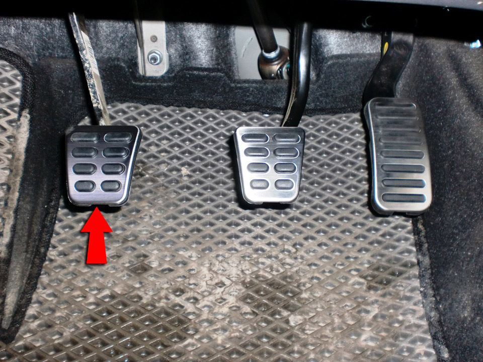 Расположение педали сцепления МКПП на автомобиле Hyundai Solaris 2010-2016