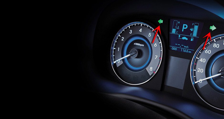 Индикаторы указателей поворотов в комбинации приборов на автомобиле Hyundai Solaris 2010-2016