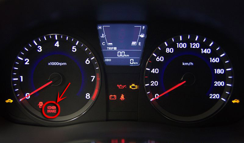 Индикатор стояночного тормоза (ручника) в комбинации приборов на автомобиле Hyundai Solaris 2010-2016