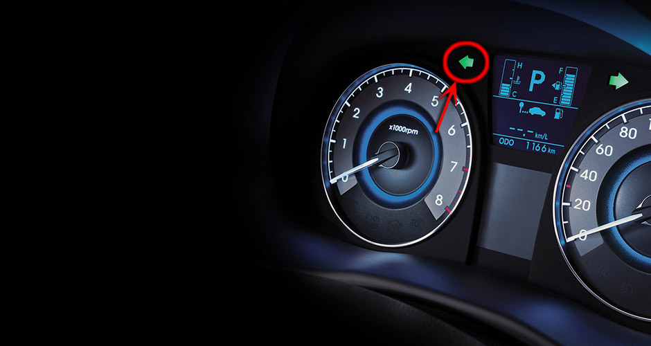 Сигнал левого указателя поворота в комбинации приборов на автомобиле Hyundai Solaris 2010-2016