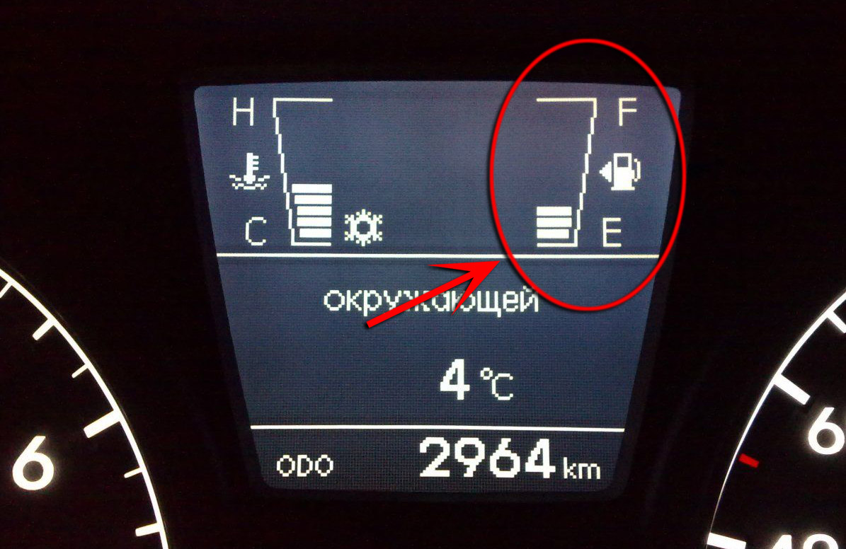 Указатель уровня топлива в комбинации приборов на автомобиле Hyundai Solaris 2010-2016