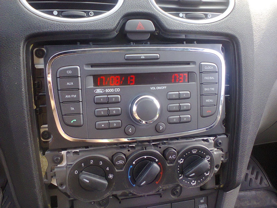 Установленная на место аудиомагнитола Ford Focus 2