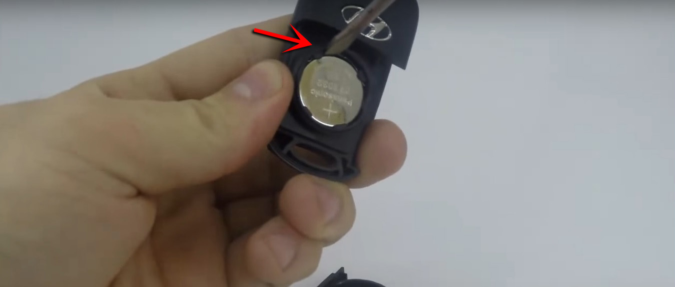 Поддеть батарейку брелка ключа зажигания на автомобиле Hyundai Solaris 2010-2016
