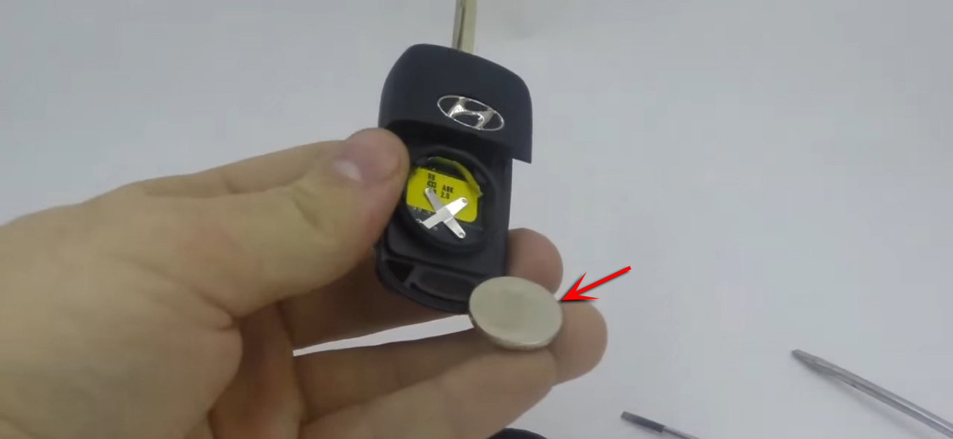 Заменить старую батарейку брелка ключа зажигания на автомобиле Hyundai Solaris 2010-2016