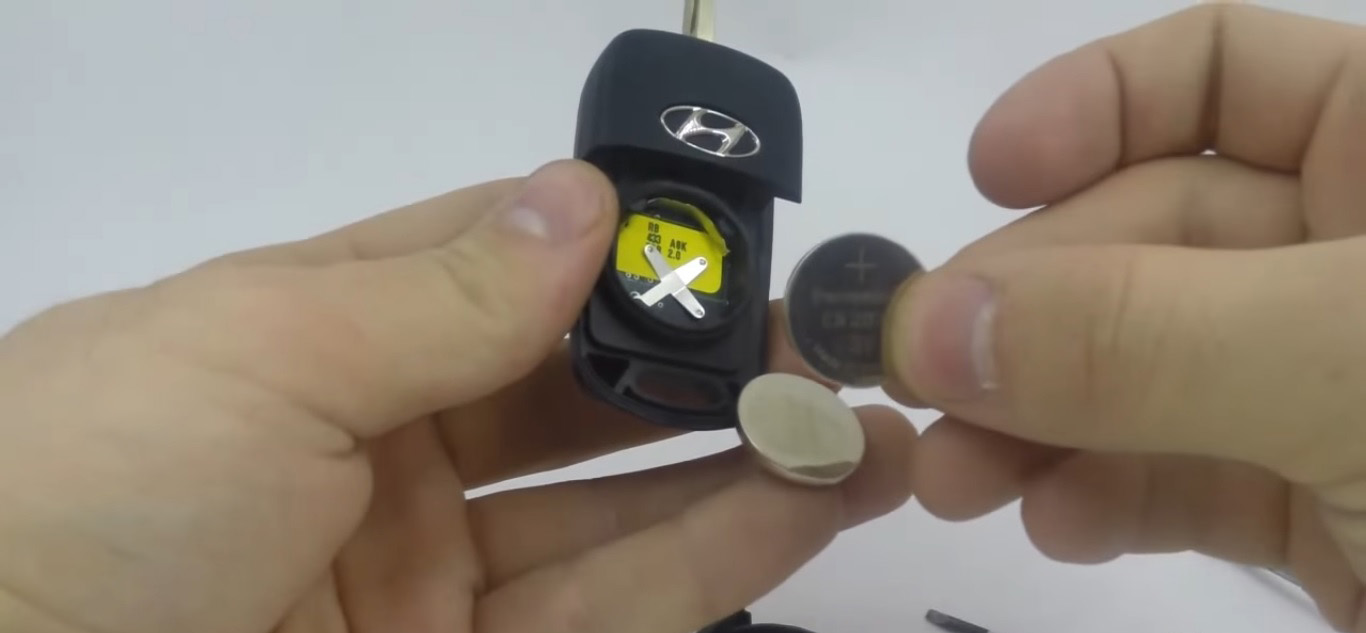 Установить новую батарейку в брелок ключа зажигания на автомобиле Hyundai Solaris 2010-2016