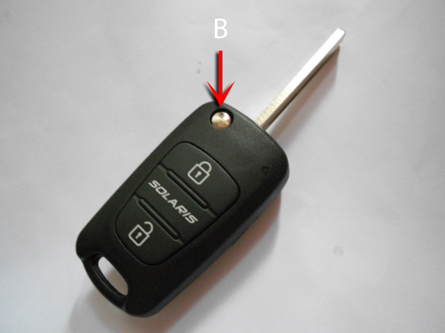 Открытие раскладного ключа зажигания на автомобиле Hyundai Solaris 2010-2016