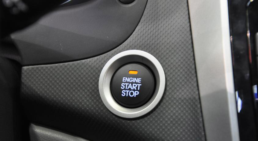 Кнопка зажигания двигателя на автомобиле Hyundai Solaris 2010-2016