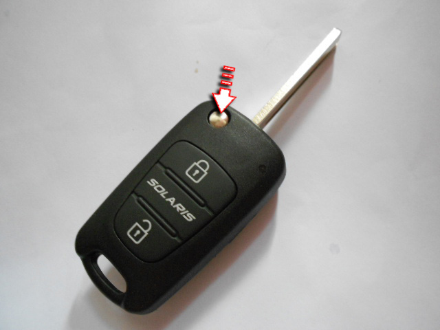Открыть ключ зажигания для замены батарейки на автомобиле Hyundai Solaris 2010-2016